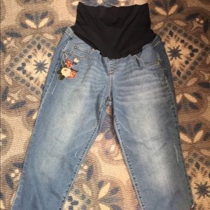 A:glow maternity crop blue jeans w floral appliqué